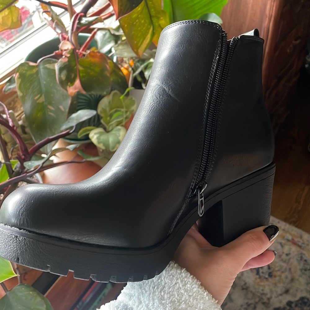 Moda Chics Black Chelsea Boot never worn